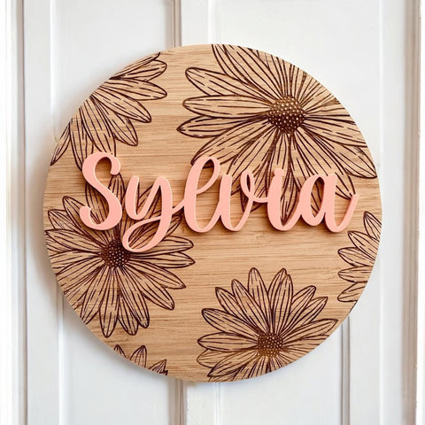 Personalised Daisy Circle Plaque – Engraved Florals with Acrylic Name